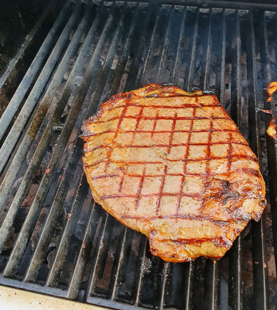 flank steak na grillu
