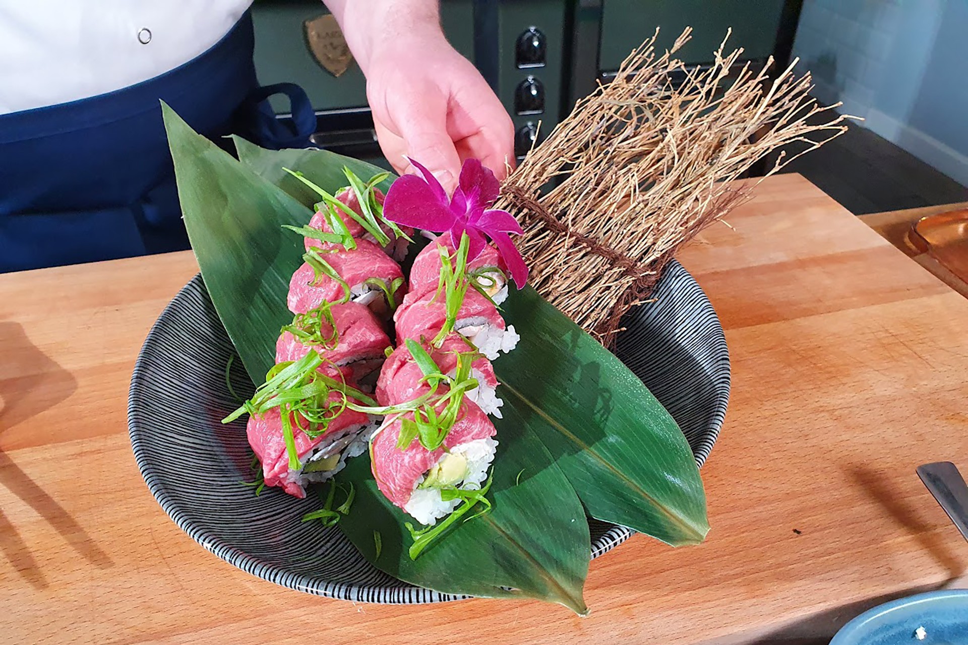 Sushi z wołowiną - rainbow maki z polędwicą wołową Black Angus