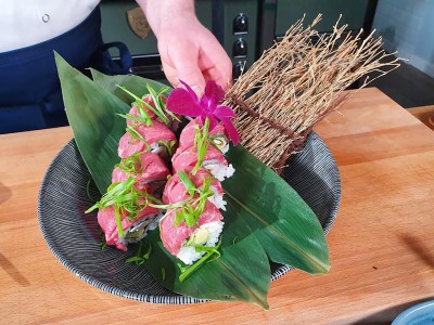 Sushi z wołowiną - rainbow maki z polędwicą wołową Black Angus